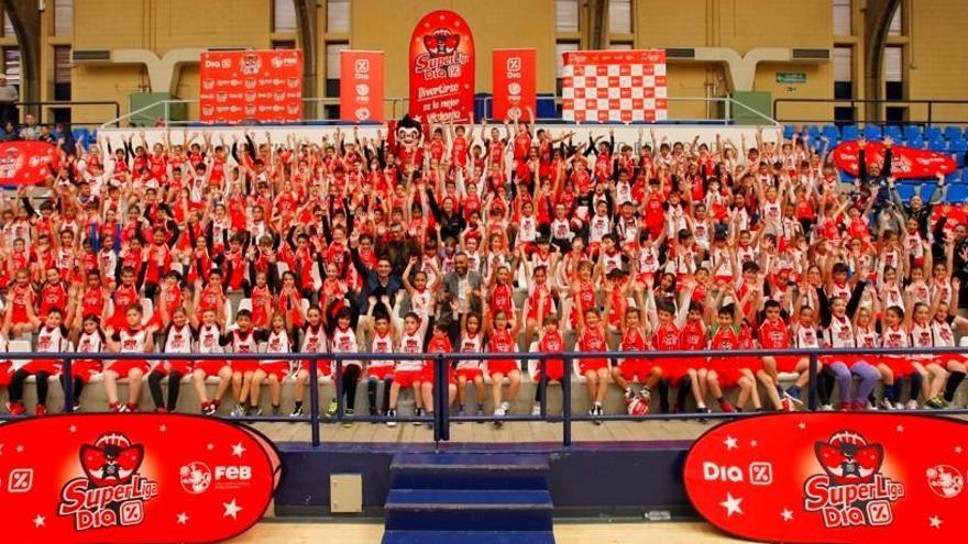 Foto de familia en el Pitiu Rochel de los participantes en la Superliga Día-FEB.