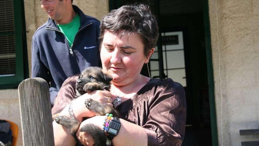 Una de las participantes del curso sostiene en brazos a uno de los perros. la opinión