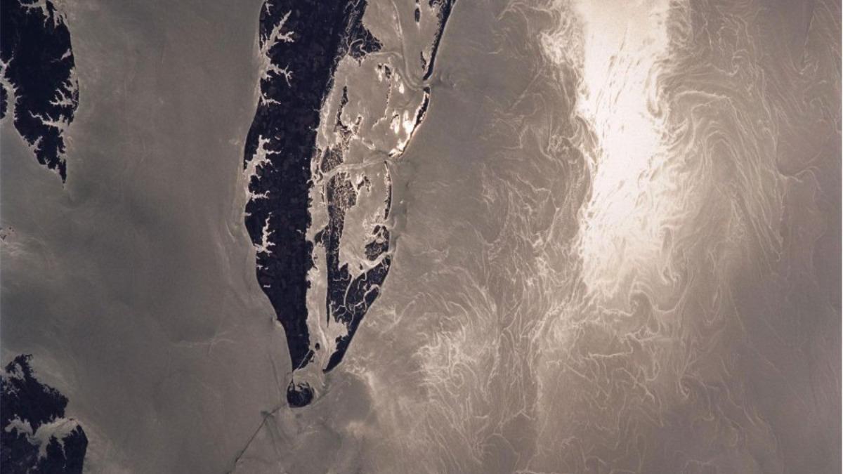 La luz solar se refleja en la superficie del océano, destacando los patrones de remolinos creados por características como las corrientes circulares. Los datos de la misión internacional SWOT están revelando el papel de las olas y remolinos con mayor detalle.