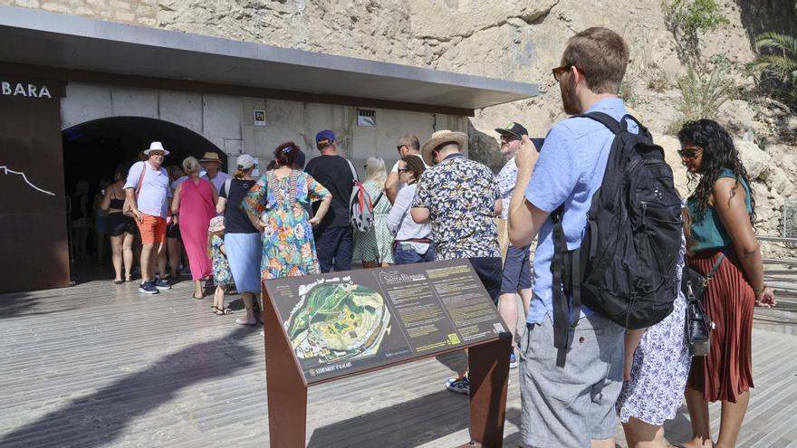 Un panel informativo situado a las puertas del acceso del ascensor al castillo de Santa Bárbara