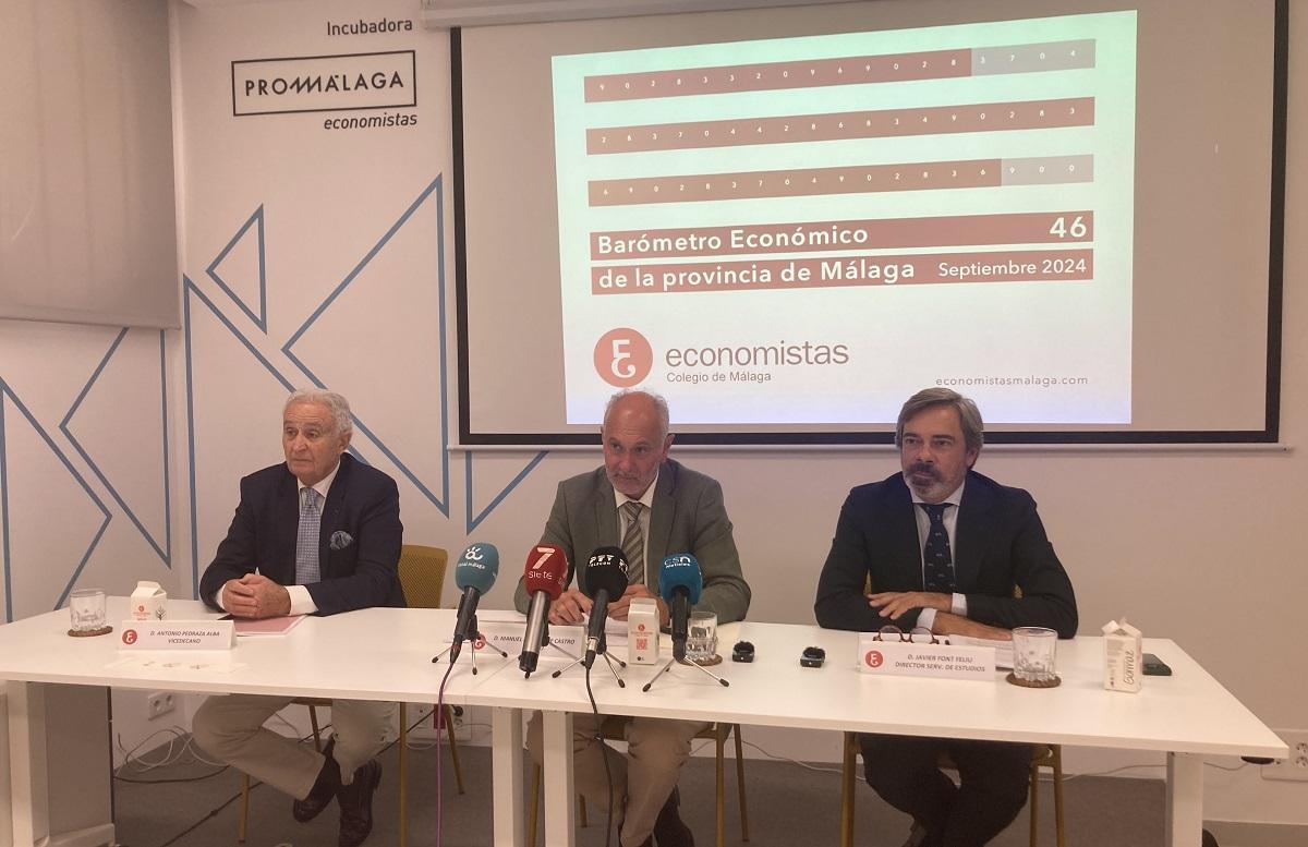 Antonio Pedraza, Manuel Méndez y Javier Font, este miécoles en el Colegio de Economistas de Málaga.