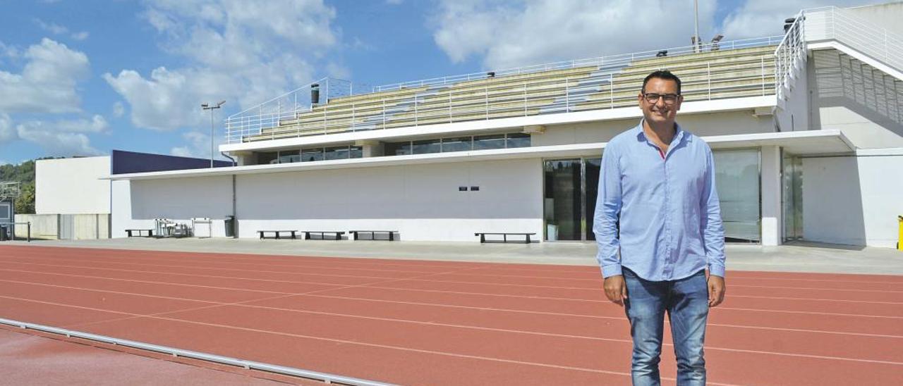 El concejal de Deportes municipal, Miquel Perelló, frente al edificio que será ampliado, en la recta principal.