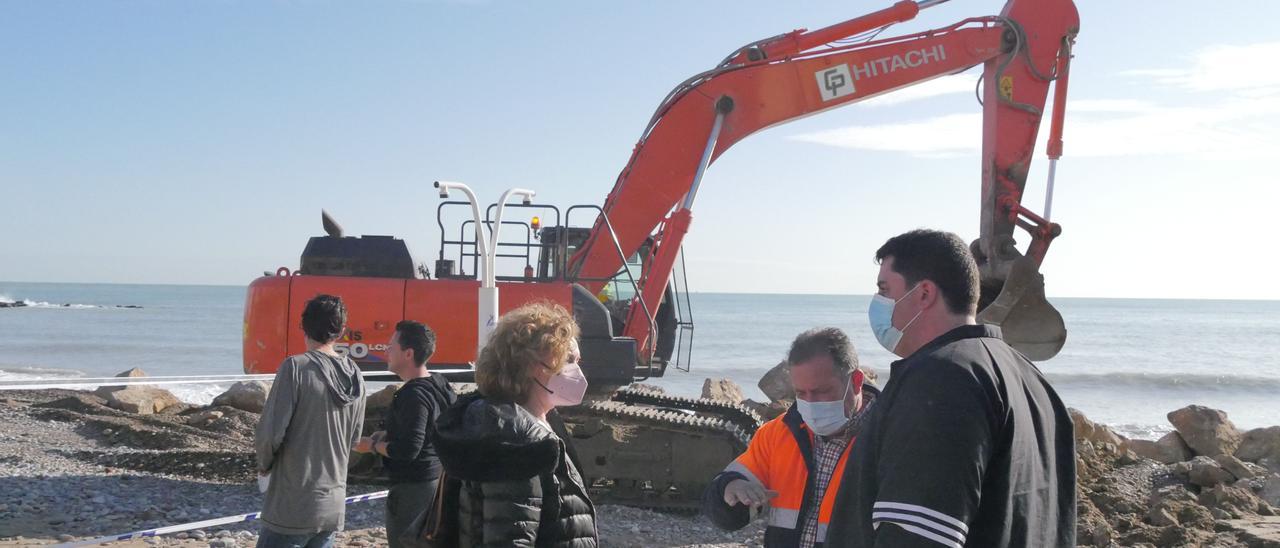 El alcalde de Nules, David García, y la concejala de Playas, María José Esteban, el día de la construcción del muro.