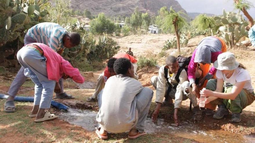 Jóvenes en un proyecto de la ONG NTO en Etiopía. // FdV