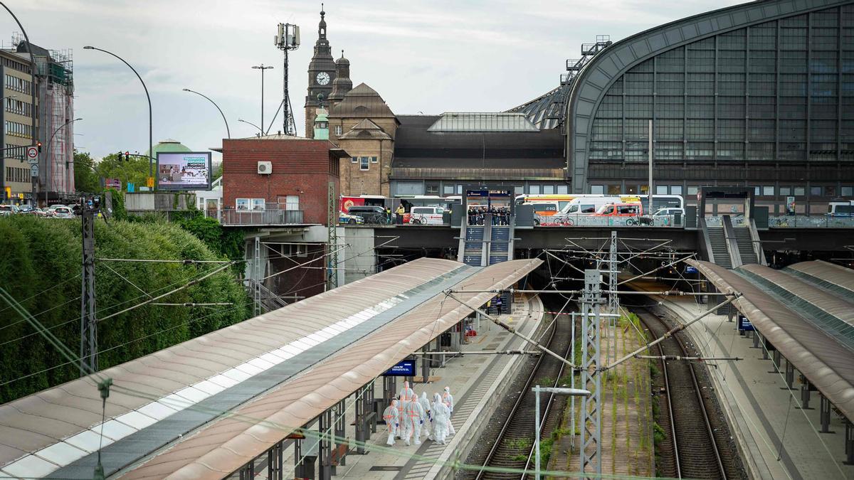 Una mujer hiere a cuchilladas a diecisiete personas en la estación de trenes de Hamburgo