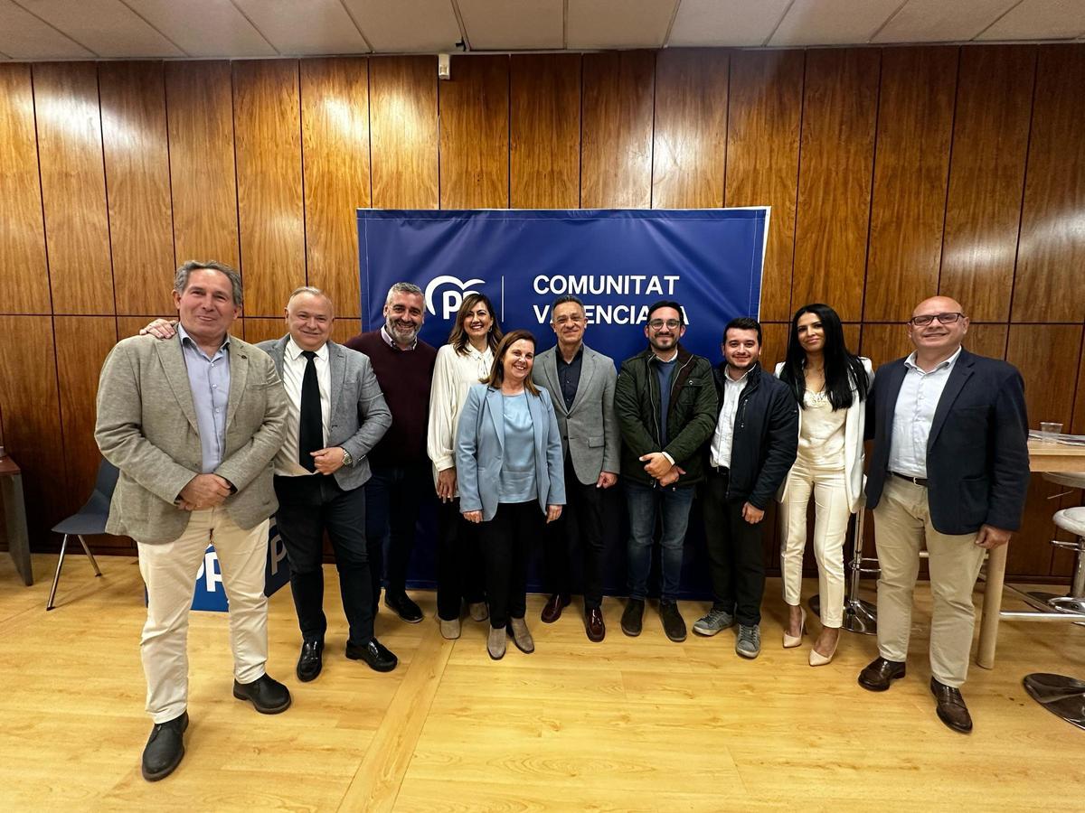 Santafosta, junto a miembros de la estructura provincial del PP y el edil Enrique Celda.