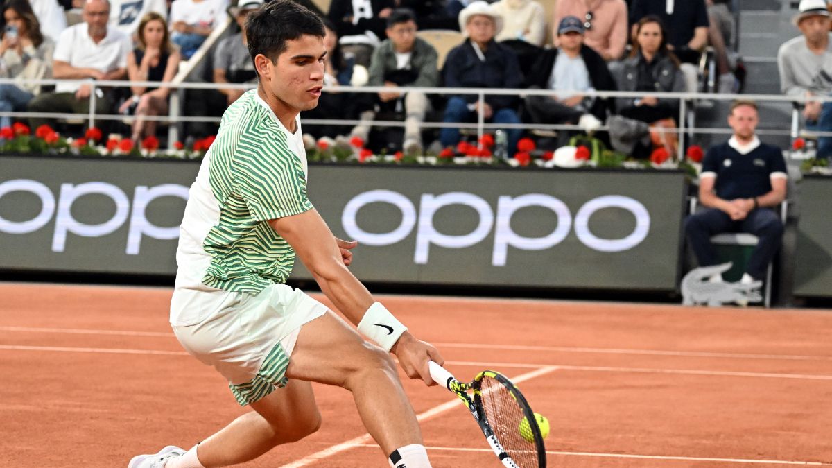 Alcaraz celebra uno de los puntos ante Tsitsipas