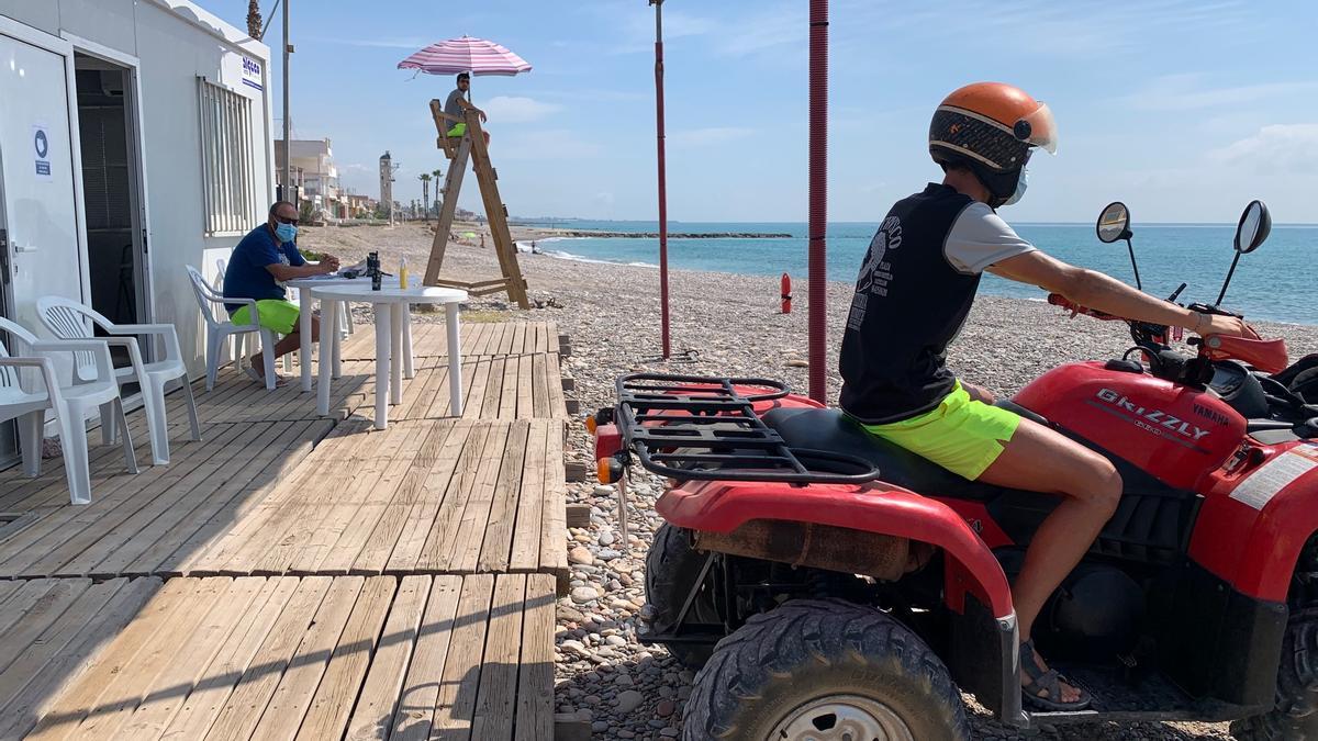 Los socorristas no han llevado hoy el uniforme habitual para visibilizar su malestar por las condiciones en las que están trabajando desde el día 8 de junio.