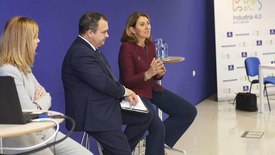 Por la izquierda, Eva Pando, Isaac Pola y Begoña Cristeto, ayer, en la presentación de Ia nueva herramienta.