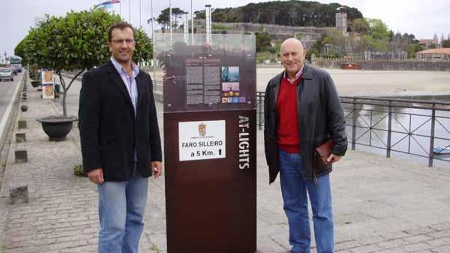 Ángel Rodal y Manuel Vilar, junto al nuevo panel informativo del paseo marítimo de Alfonso IX.