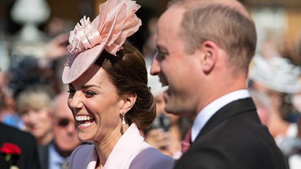 Kate Middleton charlando animadamente al lado de su marido