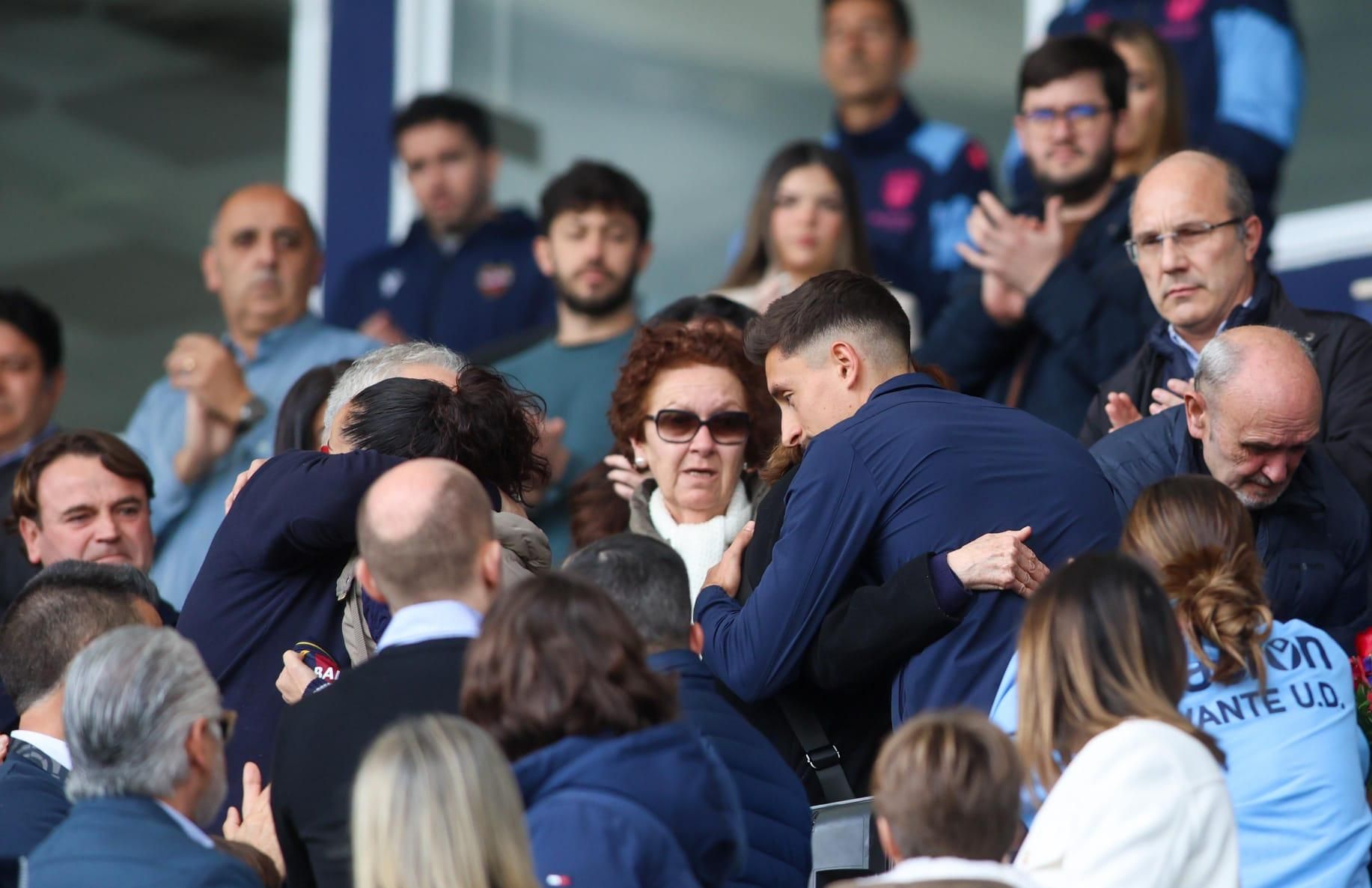 Sentido homenaje del Levante UD a la familia fallecida en el incendio de Campanar