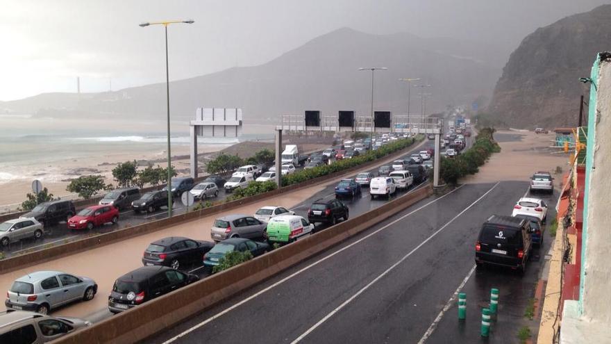 Los vehículos intentando entrar y salir del túnel Adolfo Cañas de La Laja, poco antes de su cierre tras las lluvias de 2015.