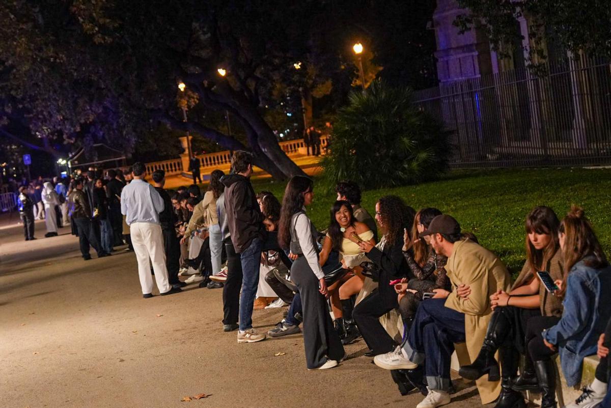 Los fans seleccionados de Rosalía esperan horas para el listening party en el MNAC, Barcelona