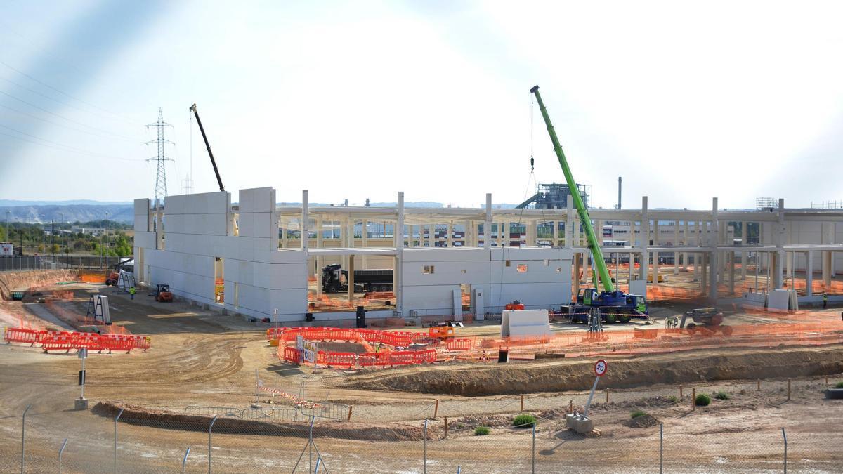 Obras de construcción del centro de datos de Amazon en El Burgo de Ebro, en una imagen tomada en verano.