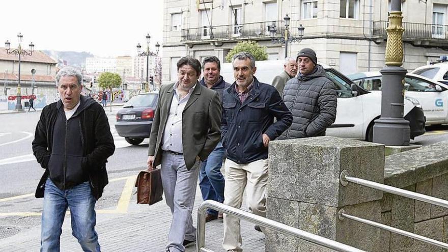 El alcalde de Rairiz de Veiga (4º izq.), ayer, a su llegada a los juzgados de Ourense. // Iñaki Osorio