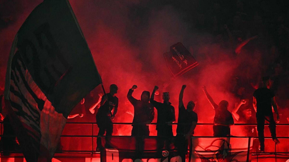 Aficionados radicales durante un derbi en Milán en San Siro.