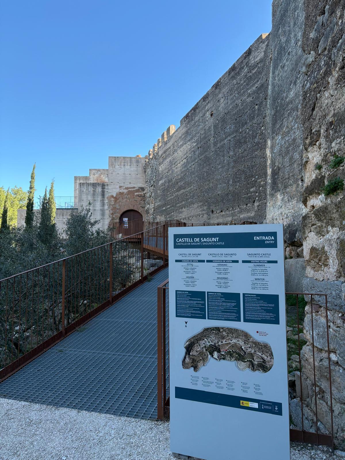 La puerta principal del Castillo seguía cerrada ayer.