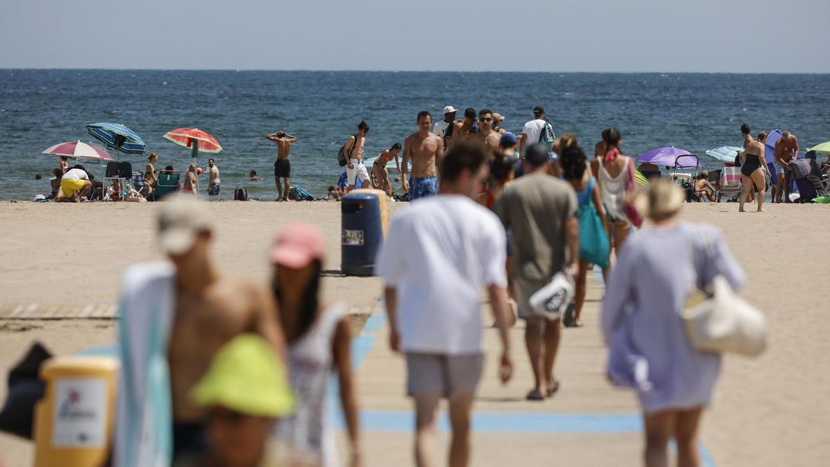 Bañistas disfrutan en la Playa de la Malvarrosa.