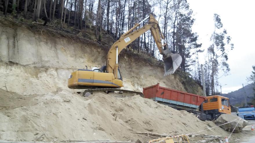 Retranqueo del talud del monte, que se consolidará con un muro.