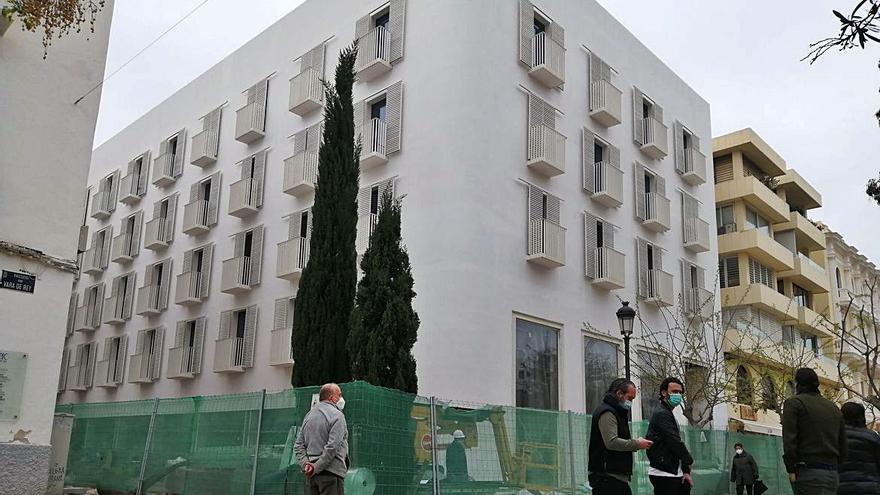 Fachada del futuro establecimiento desde el paseo de Vara de Rey.