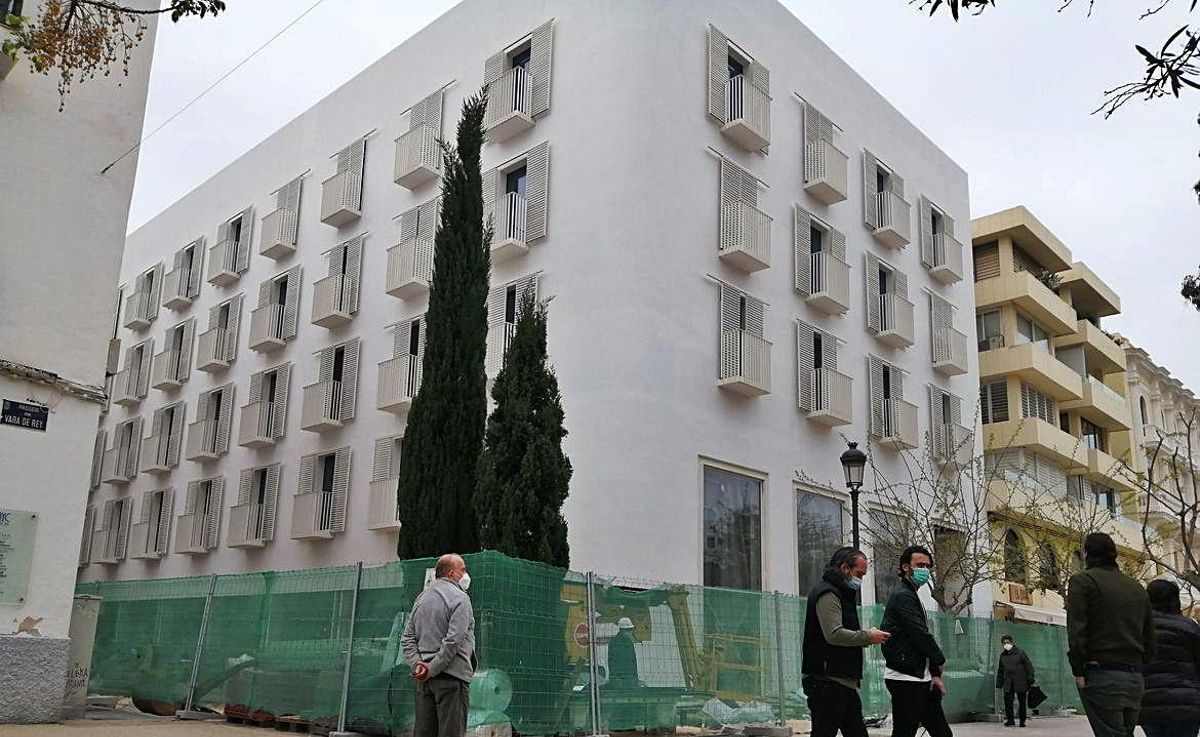 Fachada del futuro establecimiento desde el paseo de Vara de Rey.