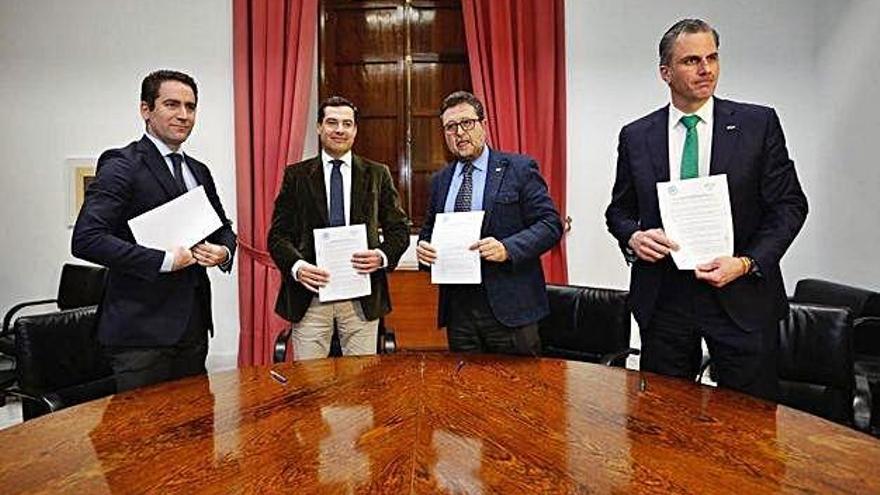 García Egea, Moreno, Serrano i Ortega Smith mostren el document on es recull l&#039;acord.