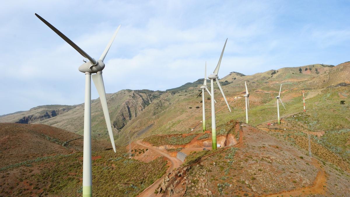 Panorámica de varios molinos de Gorona del Viento, empresa instalada en la ZEC.