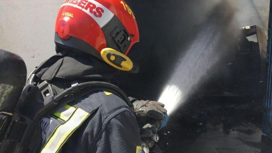 Un almacén abandonado junto a viviendas se incendia en Vall d’Alba