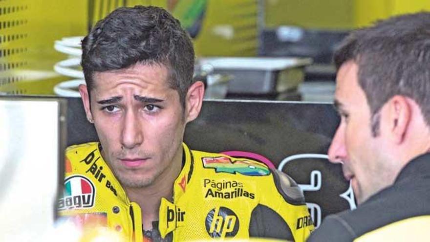 Luis Salom mira la carrera por el monitor tras abandonar en la primera vuelta.