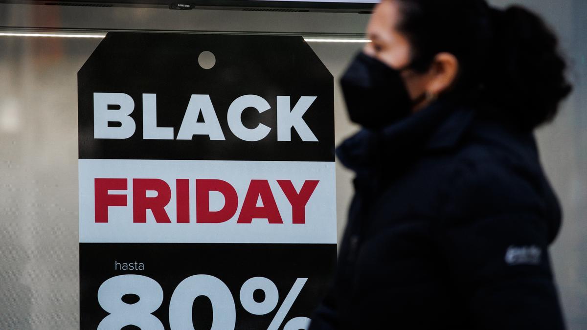 Un comercio anuncia descuentos del 80% por el Black Friday, a 12 de noviembre de 2021, en Madrid (España).