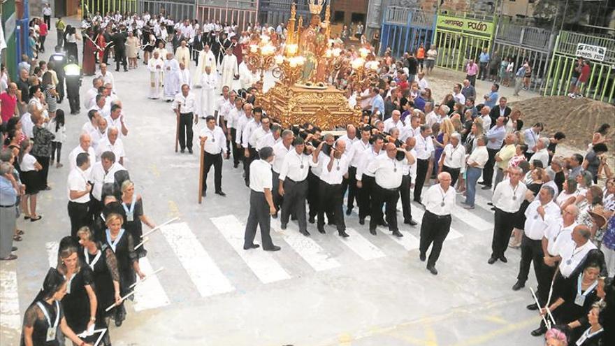 Burriana agasaja con pétalos de rosa a la patrona en su día grande