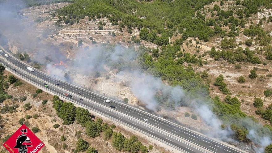 Los Bomberos estabilizan un incendio forestal en Benissa