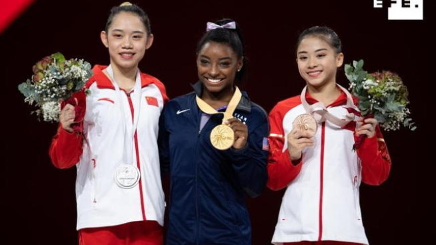 La genio estadounidense, escoltada por las gimnastas chinas.