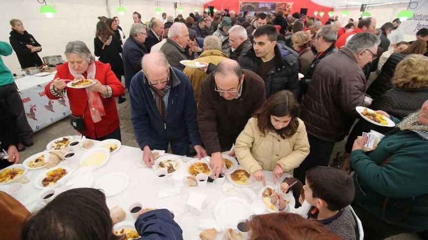 La Feira de Nadal do Galo de Curral forma parte del programa cultural de Vila de Cruces.  // Bernabé/ Gutier.