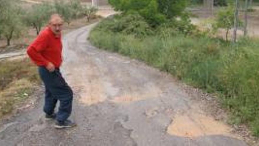 El paso de camiones y maquinaria pesada ha destrozado numerosos caminos de la zona de Cocentaina y Muro.