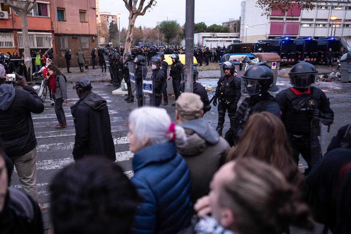 Desalojo del instituto B9 de Badalona