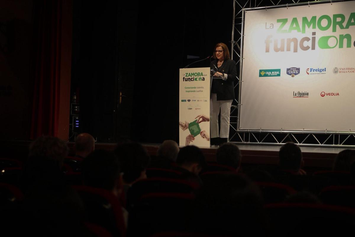 Ángeles Rivero, directora general de LA OPINIÓN-EL CORREO DE ZAMORA, da la bienvenida a los asistentes a "La Zamora que funciona".