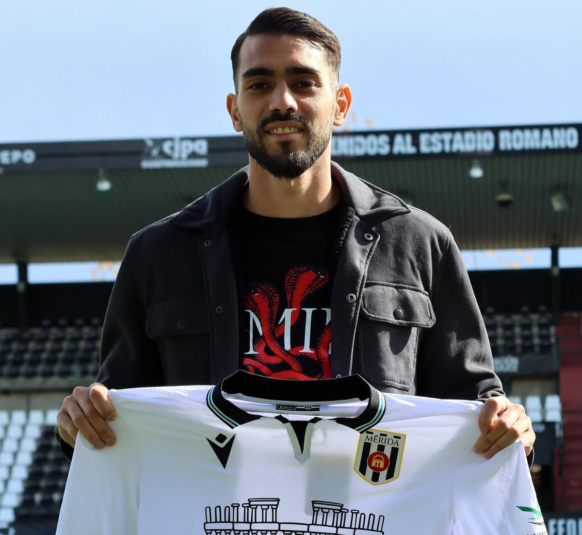 El nuevo delantero del Mérida, este lunes en el Romano José Fouto.