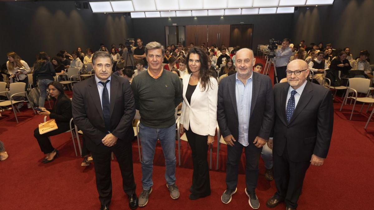 Por la izquierda, Félix González, Cayetano Martínez de Irujo, Laura Galguera, Ricardo Gallego y Carlos Fernández Collado, ayer, en el Club Prensa Asturiana de LA NUEVA ESPAÑA. | Miki López