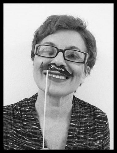 Alicia Orozco incorporó su fotografía "bigotuda" con la palabra movember en Facebook.