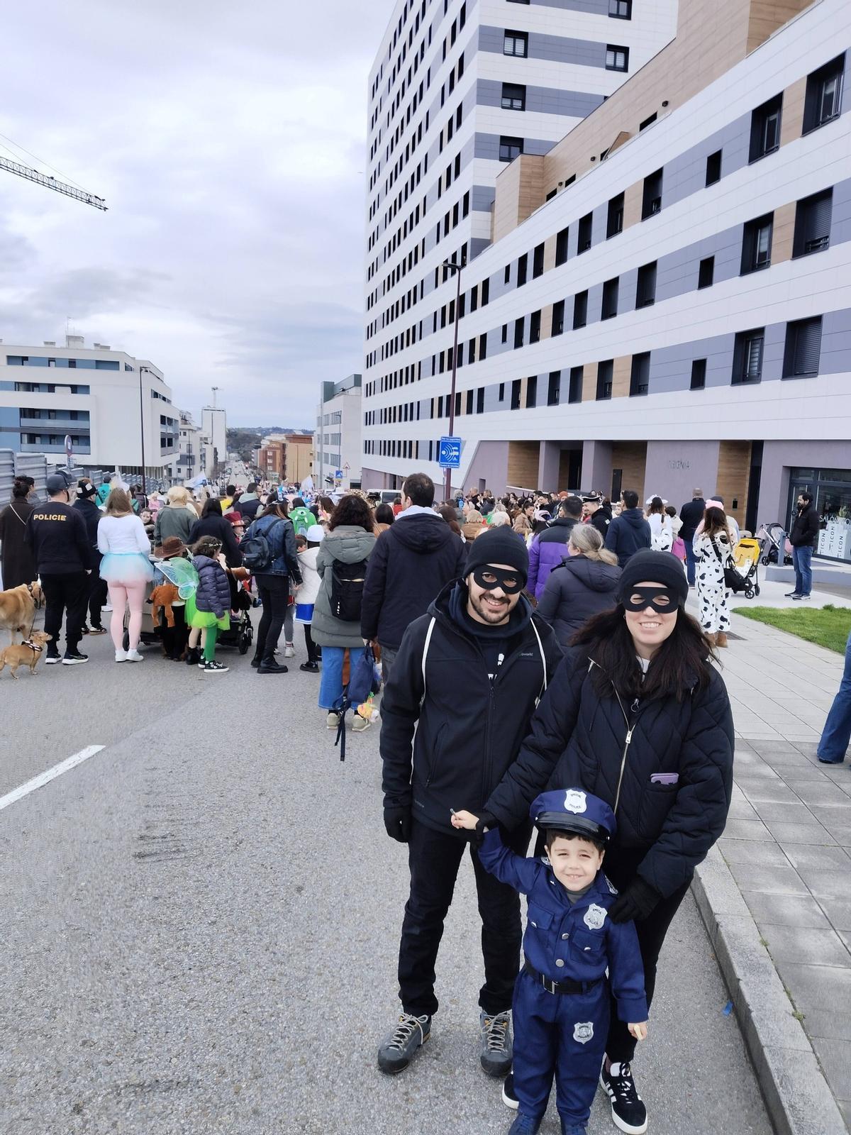 Los desfiles de Antroxu en Nuevo Roces y El Coto, en imágenes