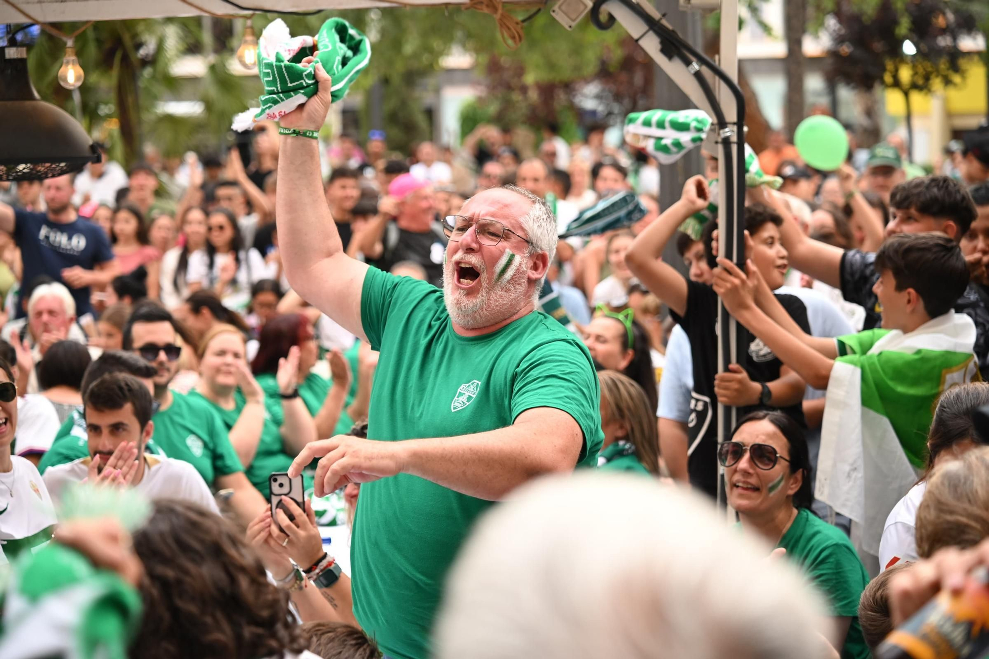 Terrazas llenas y nervios a flor de piel en el centro de Elche para ver el partido