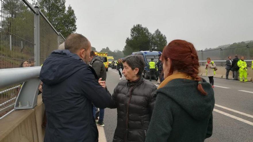 Aloy i Camps, d&#039;esquena, amb la delegada del Govern, Teresa Cunillera