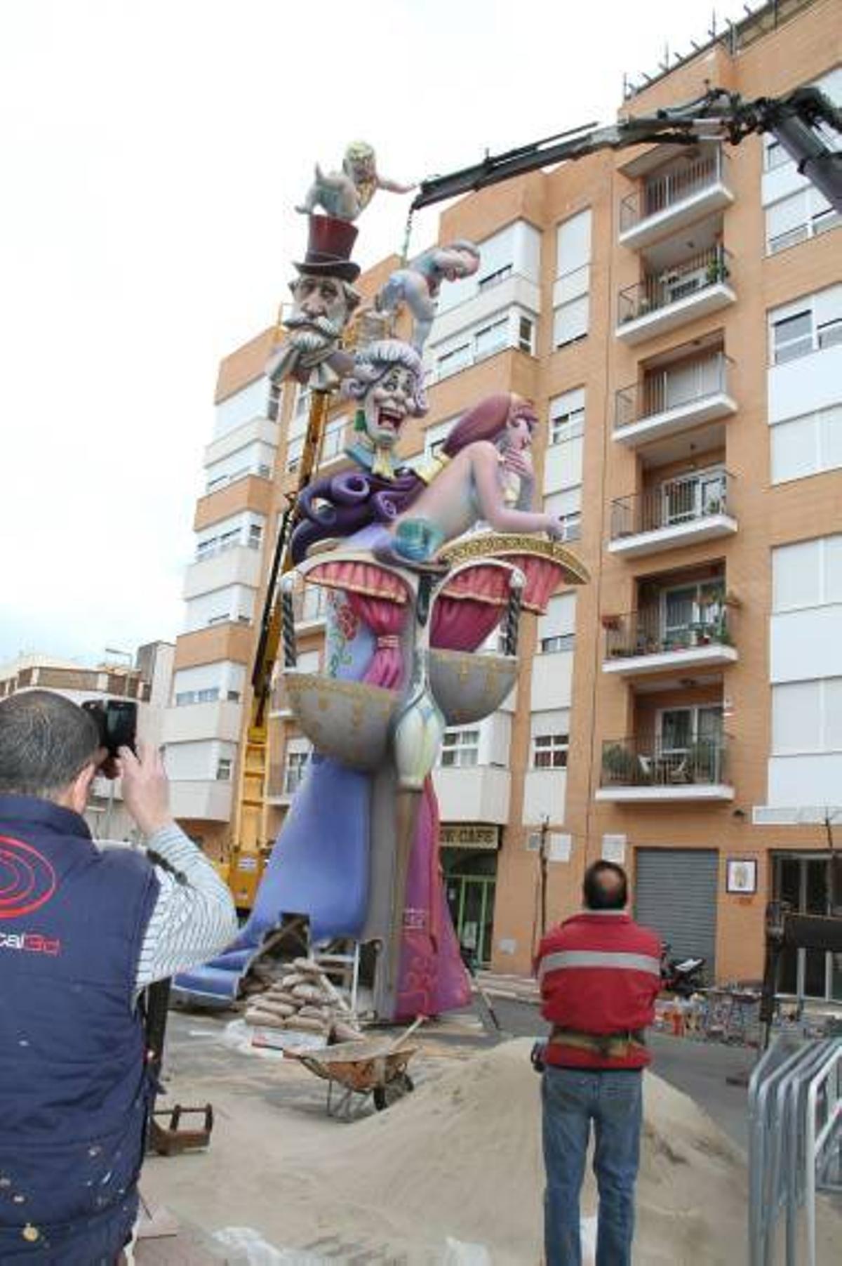 Galería fotos: Las comisiones falleras de Burriana sacan sus monumentos a la calle