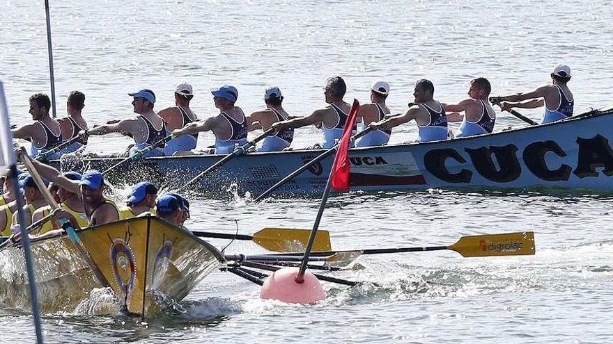 La trainera de Vilaxoan, al fondo, durante la regata de ayer en Baiona.