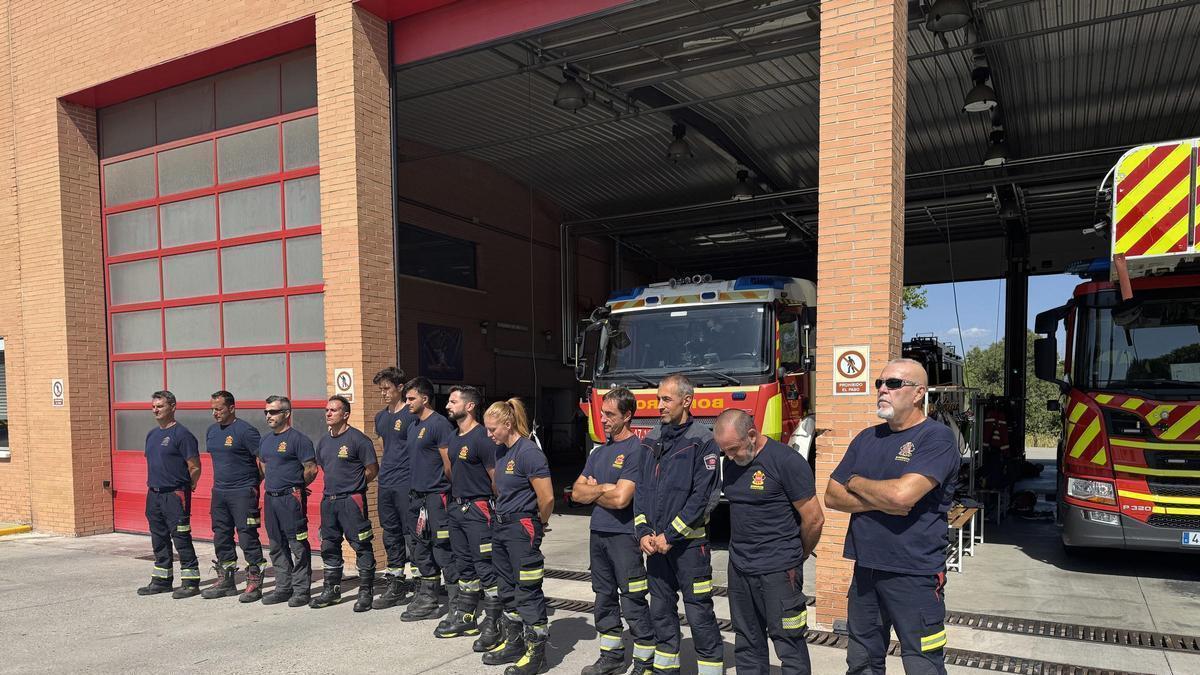 Los parques de bomberos de la Comunidad guardan un minuto de silencio en memoria del compañero de la UME fallecido en Huesca