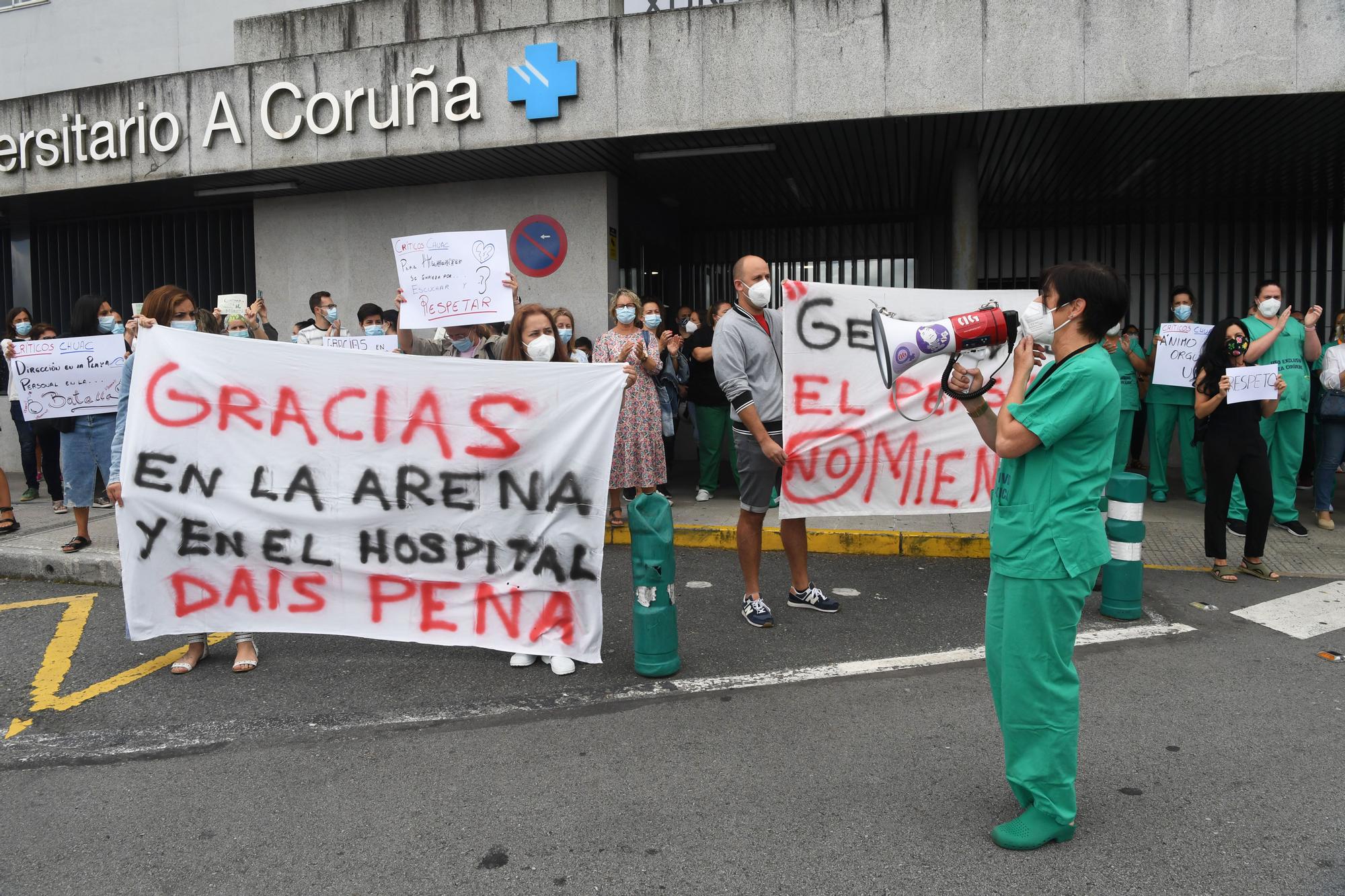 Protesta de trabajadores de las unidades de críticos del Hospital de A Coruña