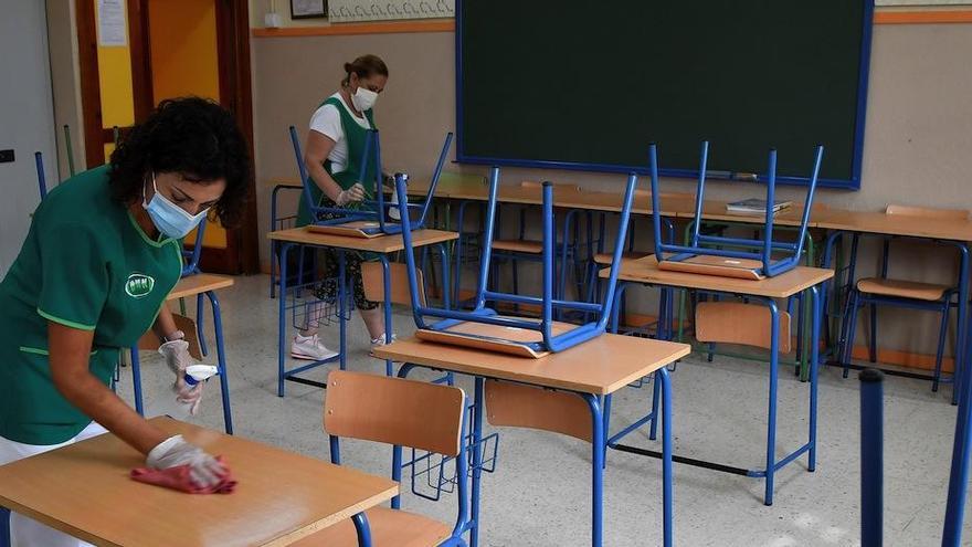 Personal de limpieza prepara las aulas del I.E.S. Maestro Padilla de Almería