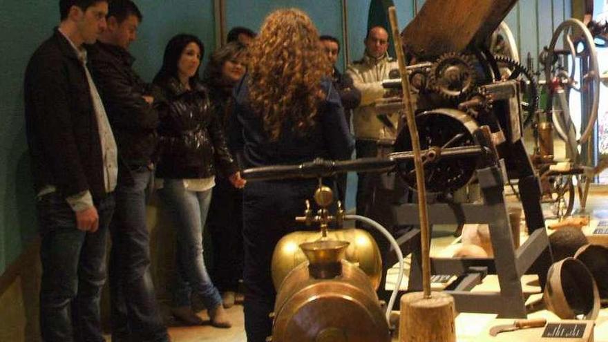 Visitantes admiran los fondos expuestos en el Museo del Vino.